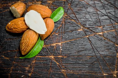 Badem yaprakları ile. Ahşap bir arka plan üzerinde.