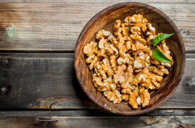 Bir kapta kabuklu ceviz . Ahşap bir arka plan üzerinde.