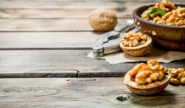 Kabuklu ceviz ile bir Fındıkkıran. Ahşap bir arka plan üzerinde.