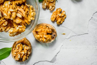 Bir cam kabın içinde ceviz. Rustik bir arka plan üzerinde.