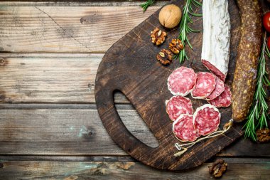 Salam otlar ve baharatlar ile. Ahşap bir arka plan üzerinde.