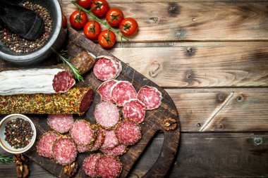 Salam kesme tahtası üzerinde farklı türde. Ahşap bir arka plan üzerinde.