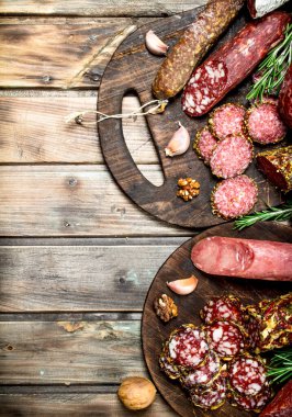 Salam fındık ile bir gemide çeşitli türleri. Ahşap bir arka plan üzerinde.