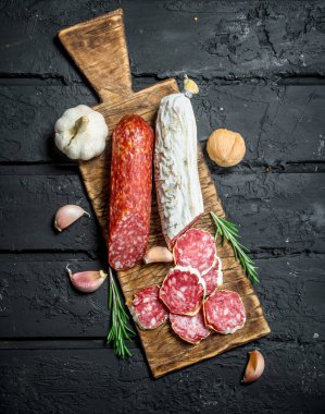 Salam sarımsak ve biberiye ile. Rustik siyah arka plan üzerine.