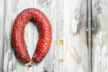 Lezzetli füme salam. Rustik bir arka plan üzerinde.