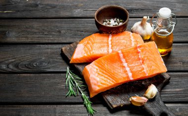 Çiğ somon fileto baharat ve otlar ile balık. Ahşap bir arka plan üzerinde.