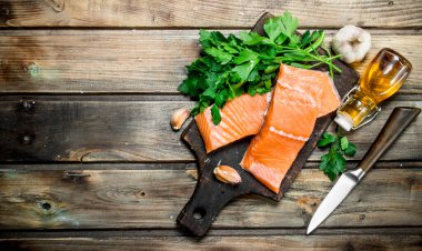 Çiğ somon fileto baharat ve taze maydanoz ile balık. Ahşap bir arka plan üzerinde.