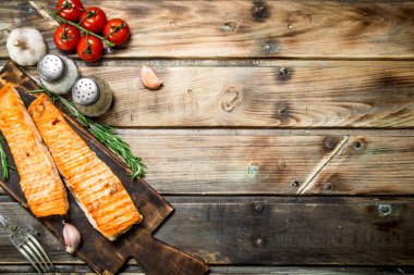 Baharat ve otlar ile ızgara somon fileto. Ahşap bir arka plan üzerinde.