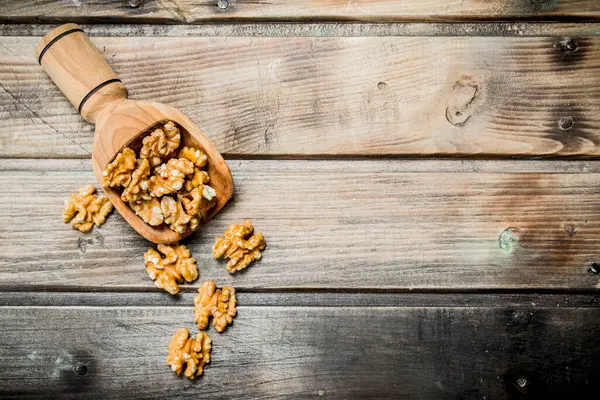 Loupaných Ořechu Dřevěnou Naběračku Dřevěné Pozadí — Stock fotografie