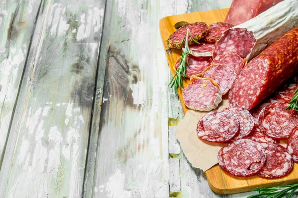 Sortiment Verschiedenen Geräucherten Salami Auf Rustikalem Hintergrund — Stockfoto