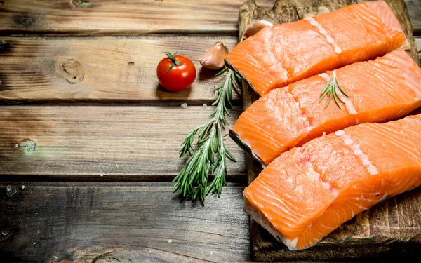 生鮭は魚フィレ肉のトマト スパイスです 木製の背景に — ストック写真