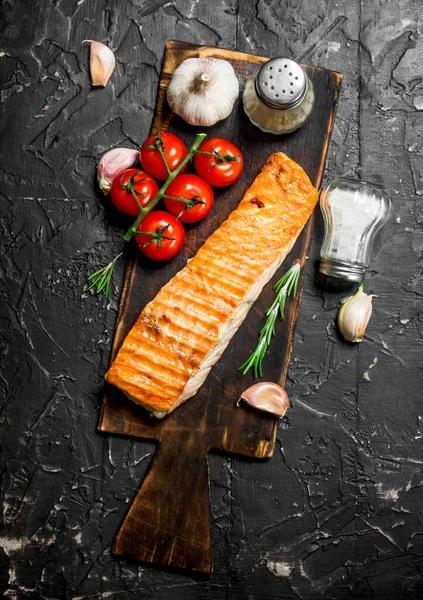 Steaks Grilled Salmon Spices Tomatoes Black Rustic Background — Stock Photo, Image