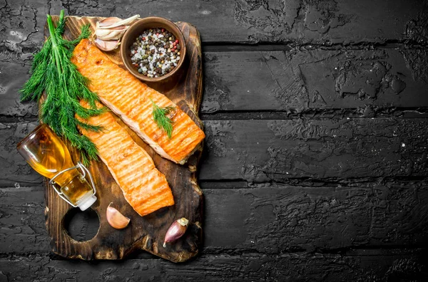 Grilled Salmon Fillet Spices Dill Branches Black Rustic Background — Stock Photo, Image