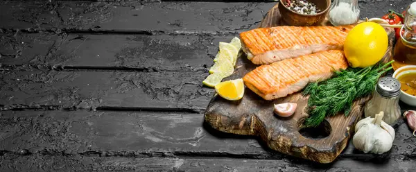 Grilled Salmon Fillet Spices Herbs Branches Fresh Dill Black Rustic — Stock Photo, Image