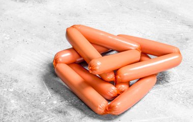 Sosis haşlama. Rustik bir arka plan üzerinde