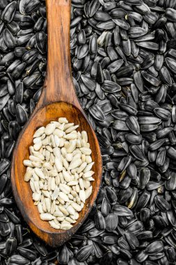 Bir tahta kaşık soyulmuş ayçiçeği çekirdeği. Üstten Görünüm