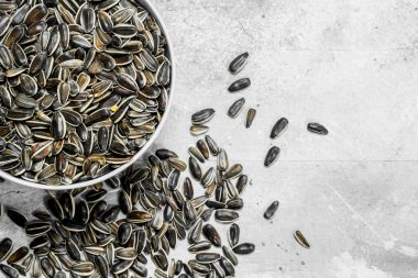 Ayçiçeği tohumu kase. Rustik bir arka plan üzerinde.