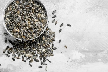 Ayçiçeği tohumu kase. Rustik bir arka plan üzerinde.