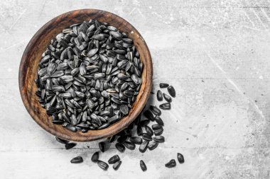 Ayçiçeği tohumu kase. Rustik bir arka plan üzerinde.