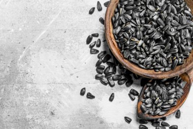 Ayçiçeği tohumu kase. Rustik bir arka plan üzerinde.