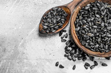 Ayçiçeği tohumu kase. Rustik bir arka plan üzerinde.