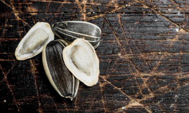 Ayçiçeği tohumu. Ahşap bir arka plan üzerinde