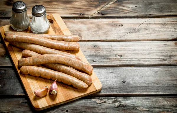 Raw Sausages Garlic Seasonings Board Wooden Background — Stock Photo, Image
