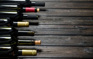 Beyaz ve kırmızı şarap şişe. Ahşap bir arka plan üzerinde.