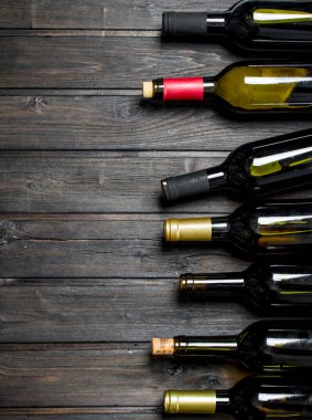 Beyaz ve kırmızı şarap şişe. Ahşap bir arka plan üzerinde.