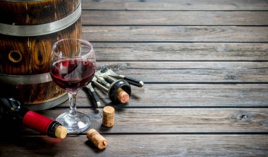 Şarap arka plan. Bir varil ile bir tirbuşon kırmızı şarap. Ahşap bir arka plan üzerinde.