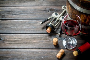Şarap arka plan. Bir varil ile bir tirbuşon kırmızı şarap. Ahşap bir arka plan üzerinde.