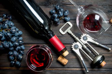 Şarap arka plan. Tirbuşon kırmızı şarap. Ahşap bir arka plan üzerinde.