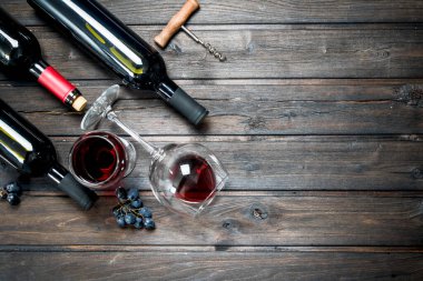 Şarap arka plan. Kırmızı şarap üzüm ile. Ahşap bir arka plan üzerinde.