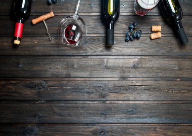 Şarap arka plan. Kırmızı şarap üzüm ile. Ahşap bir arka plan üzerinde.