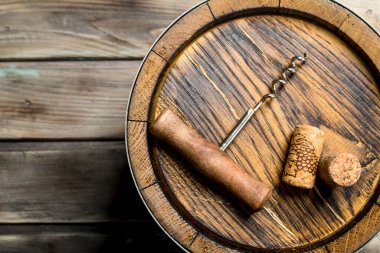 Şarap arka plan. Şarap ve bir tirbuşon üstten varil. Ahşap bir arka plan üzerinde.