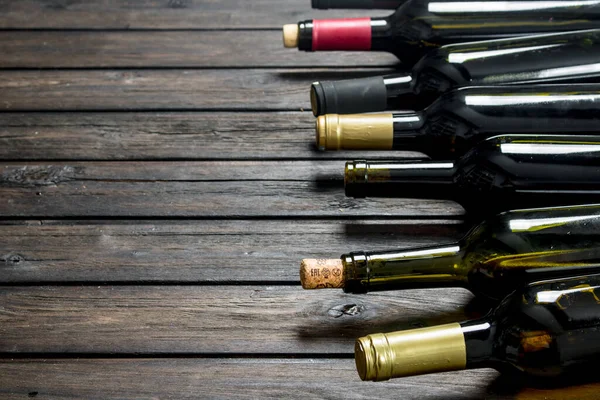 Beyaz ve kırmızı şarap şişe. Ahşap bir arka plan üzerinde.