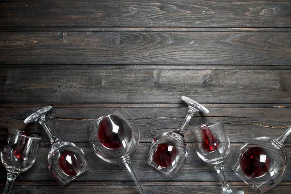 Esperienza Vino Bicchieri Vino Rosso Uno Sfondo Legno — Foto Stock