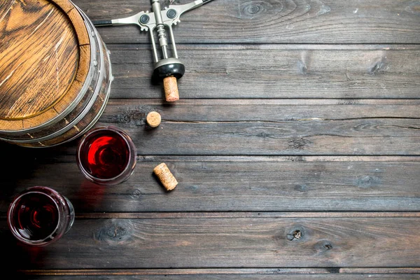 Fundo Vinho Barril Vinho Tinto Com Saca Rolhas Fundo Madeira — Fotografia de Stock