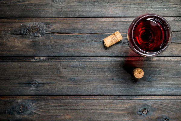 酒的背景 一杯红葡萄酒加软木塞 在木制的背景上 — 图库照片