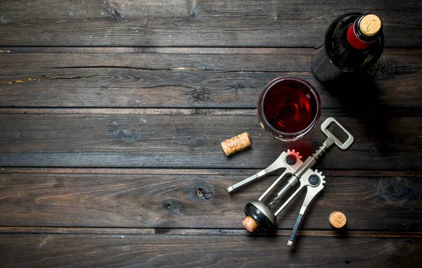 Esperienza Vino Vino Rosso Con Cavatappi Uno Sfondo Legno — Foto Stock