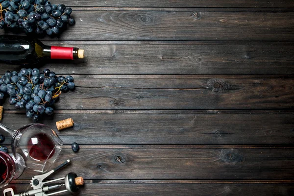 Fundo Vinho Vinho Tinto Com Saca Rolhas Fundo Madeira — Fotografia de Stock