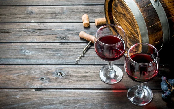 Şarap arka plan. Eski bir varil kırmızı şarap. Ahşap bir arka plan üzerinde.