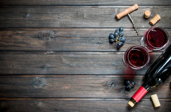 ワインの背景 黒ブドウの赤ワイン 木の背景に — ストック写真