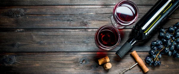 Κρασί Φόντο Κόκκινο Κρασί Ποτήρια Σταφύλια Φόντο Ξύλινη — Φωτογραφία Αρχείου