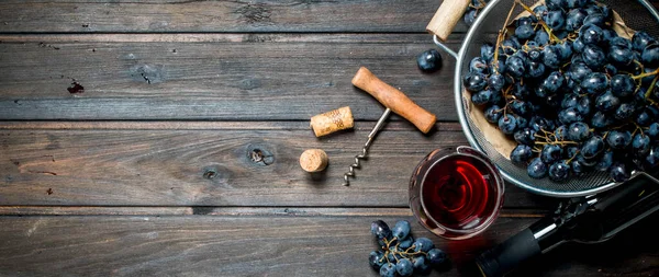 Esperienza Vino Vino Rosso Calici Con Uva Uno Sfondo Legno — Foto Stock