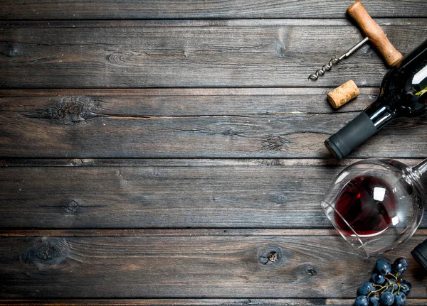 ワインの背景 ぶどうと赤ワイン 木製の背景に — ストック写真