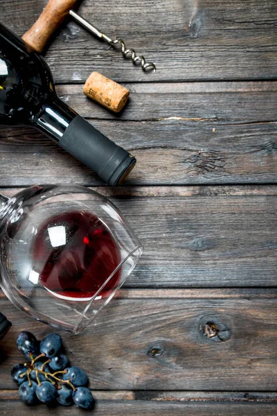 ワインの背景 ぶどうと赤ワイン 木製の背景に — ストック写真