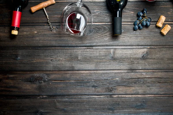 Achtergrond Van Wijn Rode Wijn Met Druiven Een Houten Achtergrond — Stockfoto