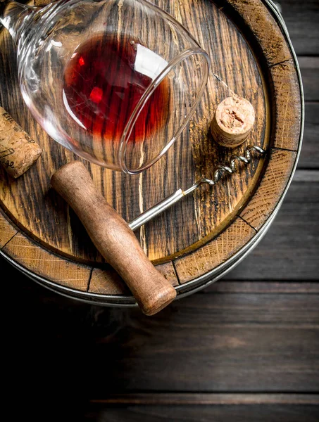 ワインの背景 赤ワインとコルク栓抜きのバレル 木製の背景に — ストック写真