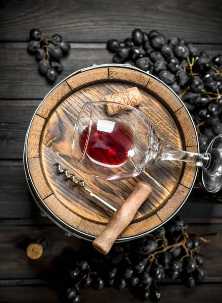 Fundo Vinho Barril Com Vinho Tinto Uvas Fundo Madeira — Fotografia de Stock
